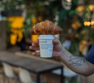 Croissant sobre copo de café da Civitá