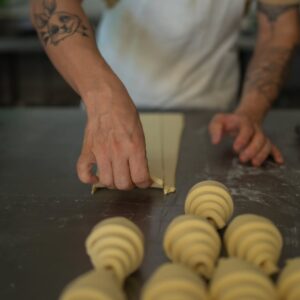 Preparo de croissants na bancada